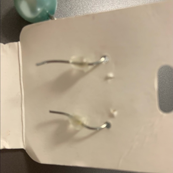 Faux pearl earrings - Picture 4 of 4
